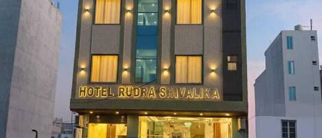 Vista frontal de la propiedad