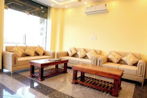 Chambre Double Confort | Coin séjour