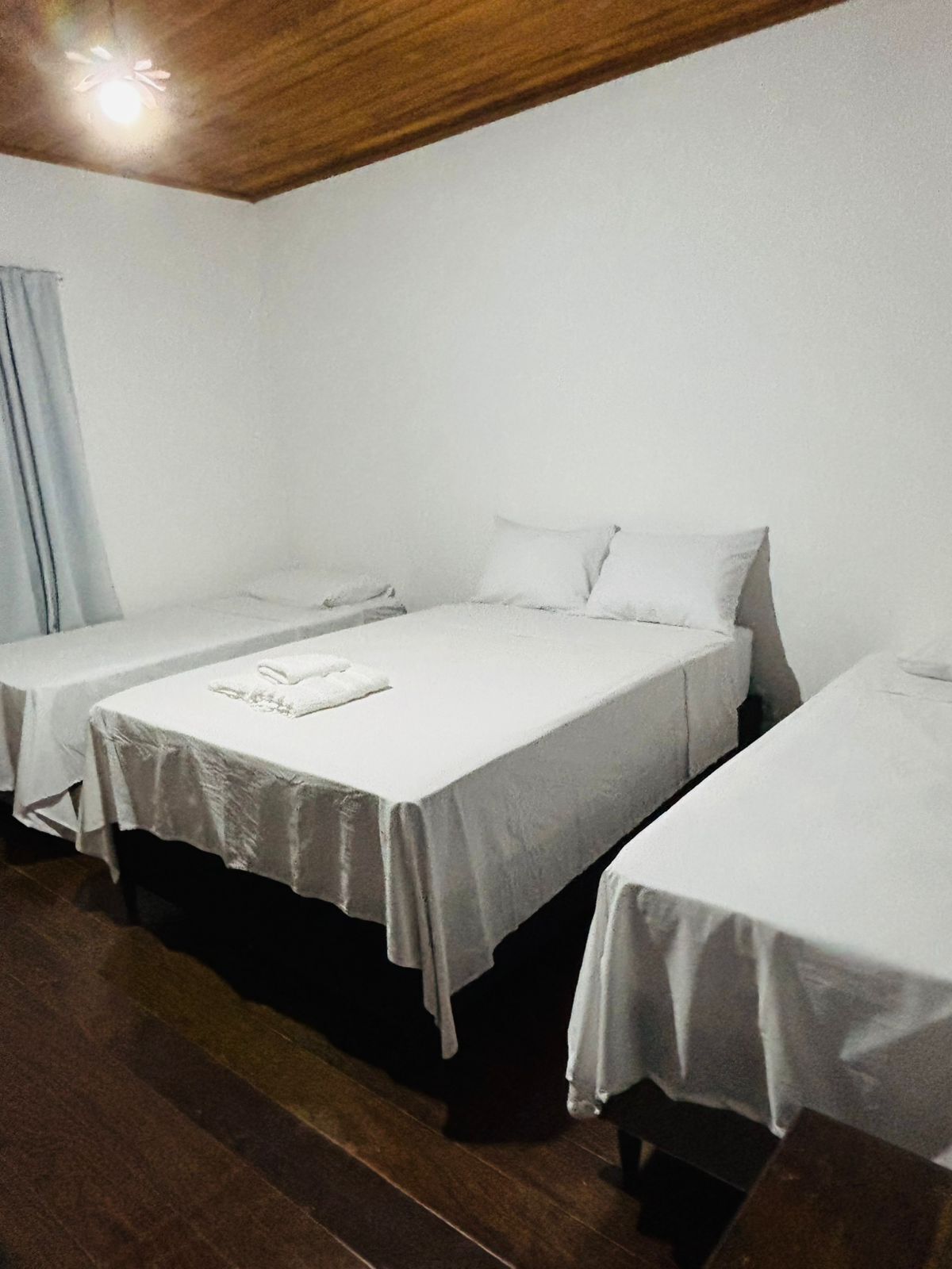 舒适四人房 | 办公桌、免费 WiFi