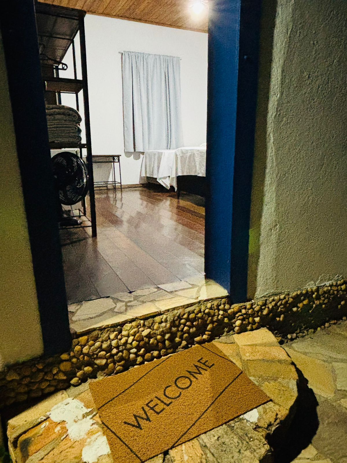 Quarto quádruplo conforto | Escrivaninha, Wi-Fi de cortesia