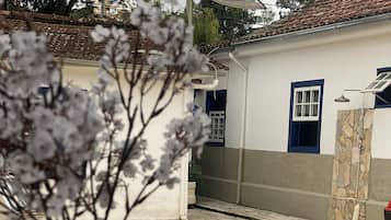 من حمّامات السباحة المغطاة