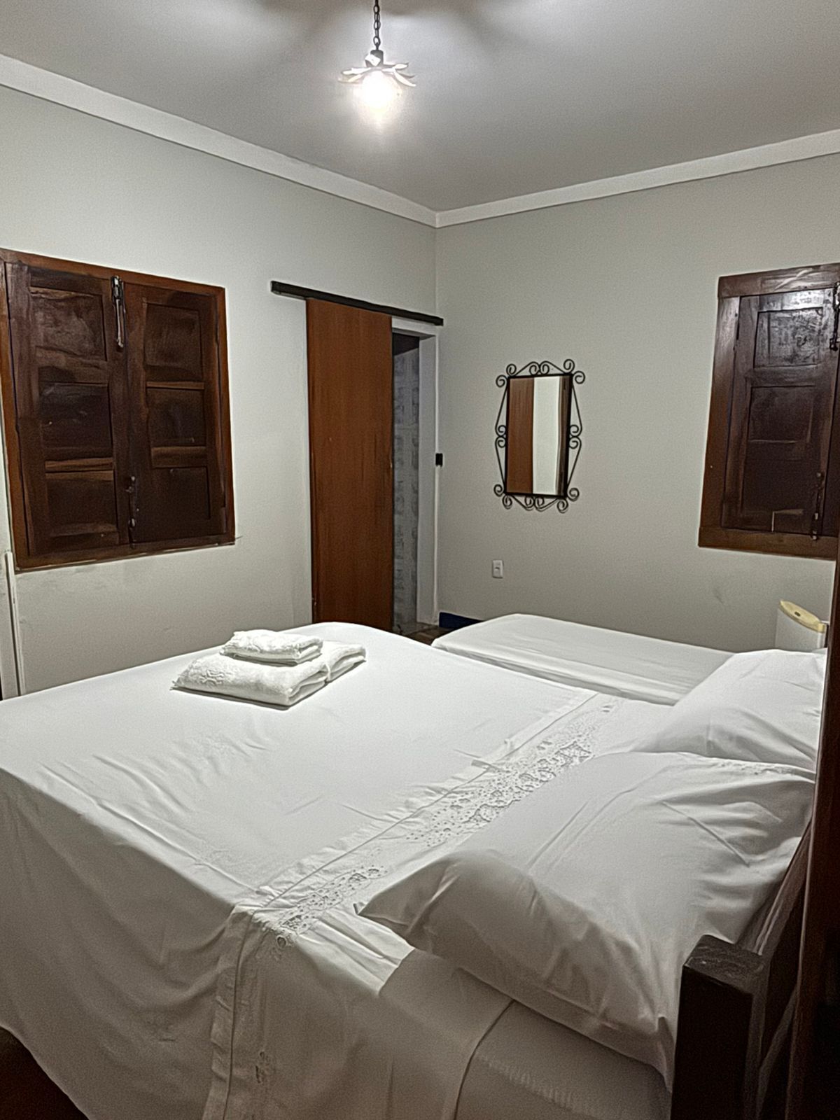 Quarto triplo clássico | Escrivaninha, Wi-Fi de cortesia