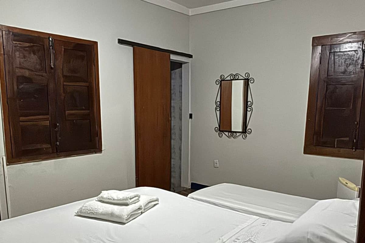 Quarto triplo clássico | Escrivaninha, Wi-Fi de cortesia