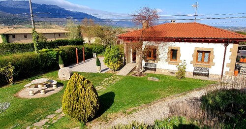 Legado de Zabala, unique & exclusive rural house. With views, garden & solarium!