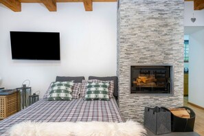 4 bedrooms, iron/ironing board - GuestHost - A large and charming renovated chalet with a private entrance, measuring 145 square meters, perfect for 10 people.The property, located in a quiet and private location, is surrounded by woods yet only 800 meters from the ski slopes and bike p (Tarvisio)