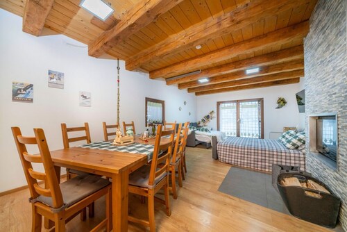 GuestHost - A large and charming renovated chalet with a private entrance, measuring 145 square meters, perfect for 10 people.The property, located in a quiet and private location, is surrounded by woods yet only 800 meters from the ski slopes and bike p