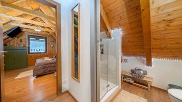 4 Schlafzimmer, Bügeleisen/Bügelbrett