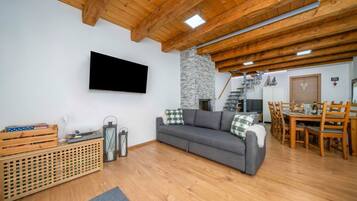 TV, fireplace