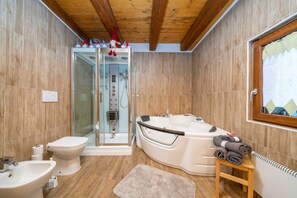 Regadera, tina de hidromasaje, bidet, toallas 