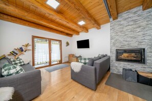 TV, fireplace
