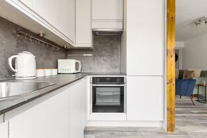 Fridge, microwave, oven, stovetop - Family/business - Sleeps 3 - Wifi - Near Transport (London)