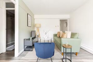 Living area - Family/business - Sleeps 3 - Wifi - Near Transport (London)