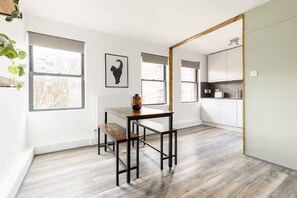 Interior - Family/business - Sleeps 3 - Wifi - Near Transport (London)