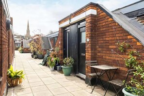 Outdoor dining - Family/business - Sleeps 3 - Wifi - Near Transport (London)