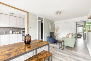Living area - Family/business - Sleeps 3 - Wifi - Near Transport (London)
