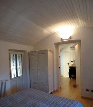 Internet, bed sheets - Romantic Attic Retreat with Panoramic Terrace, Steps from the Lake (LAVENO MOMBELLO)