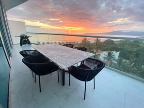 Outdoor dining - Marítima Playa Luxury Apartment with private elevator access (Flamingos)