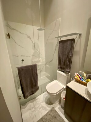 Towels, soap, toilet paper - Marítima Playa Luxury Apartment with private elevator access (Flamingos)