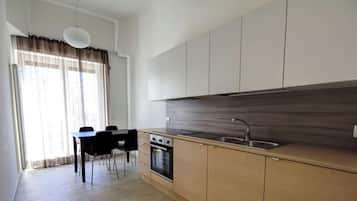 Superior-Apartment | Eigene KĂŒche | GroĂer KĂŒhlschrank, Herdplatte, Kochgeschirr/Geschirr/Besteck