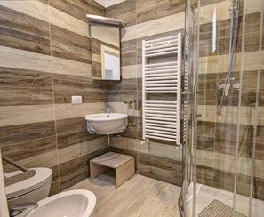 Classic Apartment | Bathroom | Shower, free toiletries, hair dryer, towels - La Perla del Mare di Polignano Apts (Polignano a Mare)