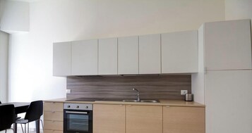 Refrigerador con freezer, placa de cocina, utensilios de cocina