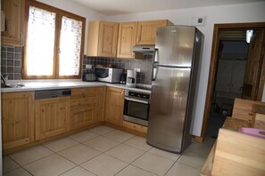 Fridge, microwave, oven, stovetop - CHALET LES VIOLETTES 4 GOLD FLAKES FOR 12 PEOPLE (Les Belleville)