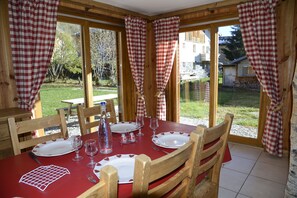 Dining - CHALET LES VIOLETTES 4 GOLD FLAKES FOR 12 PEOPLE (Les Belleville)