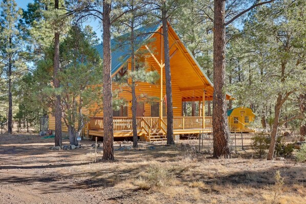 Exterior - Peaceful 3-bedroom cabin in Nutrioso perfect for relaxing getaways. (Nutrioso)
