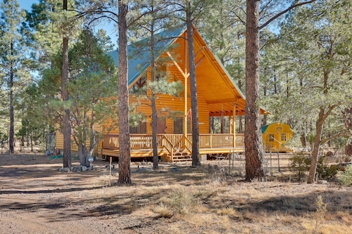 Peaceful 3-bedroom cabin in Nutrioso perfect for relaxing getaways.