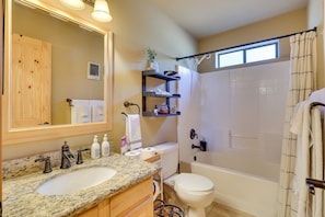 Hair dryer, towels, soap, toilet paper - Peaceful 3-bedroom cabin in Nutrioso perfect for relaxing getaways. (Nutrioso)