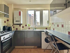 Fridge, microwave, oven, stovetop - Central Location Close to Oxford Street (London)