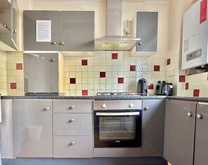 Fridge, microwave, oven, stovetop - Central Location Close to Oxford Street (London)