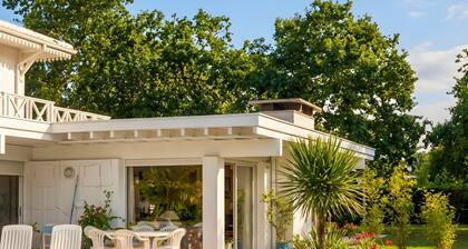 Gästezimmer „La Nomade – Tahitianisches Zimmer“ mit Gemeinschaftspool, privater Terrasse & WLAN