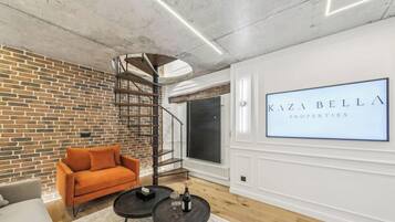 Una Smart TV, una videoteca, un reproductor estéreo