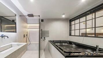 Shower, jetted bath, hair dryer, slippers