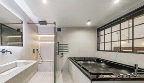 Een douche, een bubbelbad, een haardroger, handdoeken