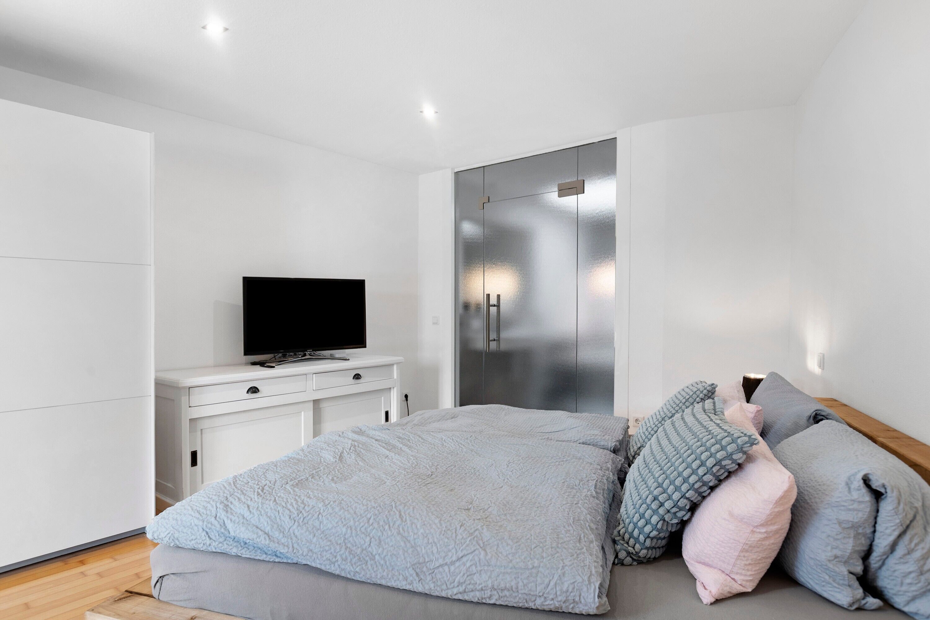 WiFi, bed sheets, wheelchair access