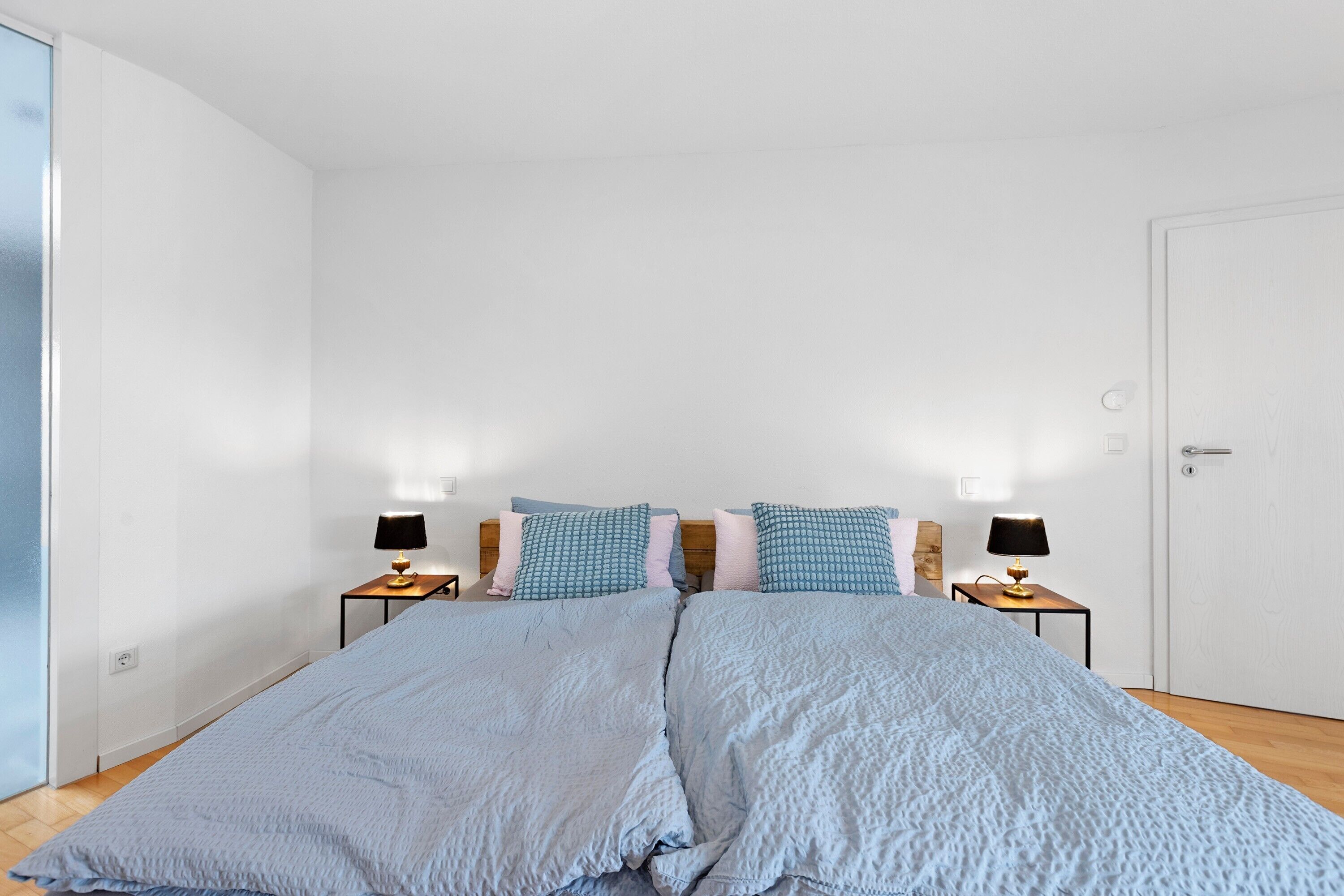 WiFi, bed sheets, wheelchair access