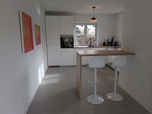 Jääkaappi, mikroaaltouuni, uuni, liesi