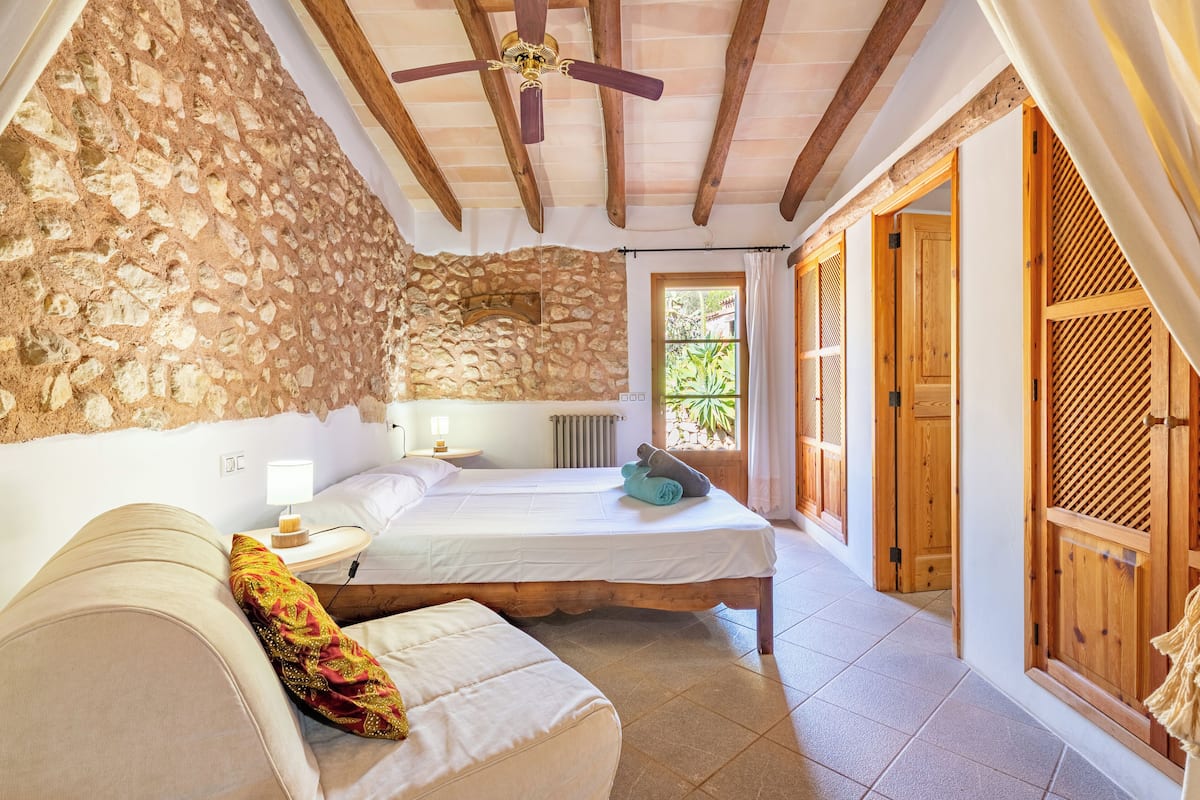 Estudio, Terraza, vista al patio | Caja de seguridad en la habitación, wifi gratis y ropa de cama