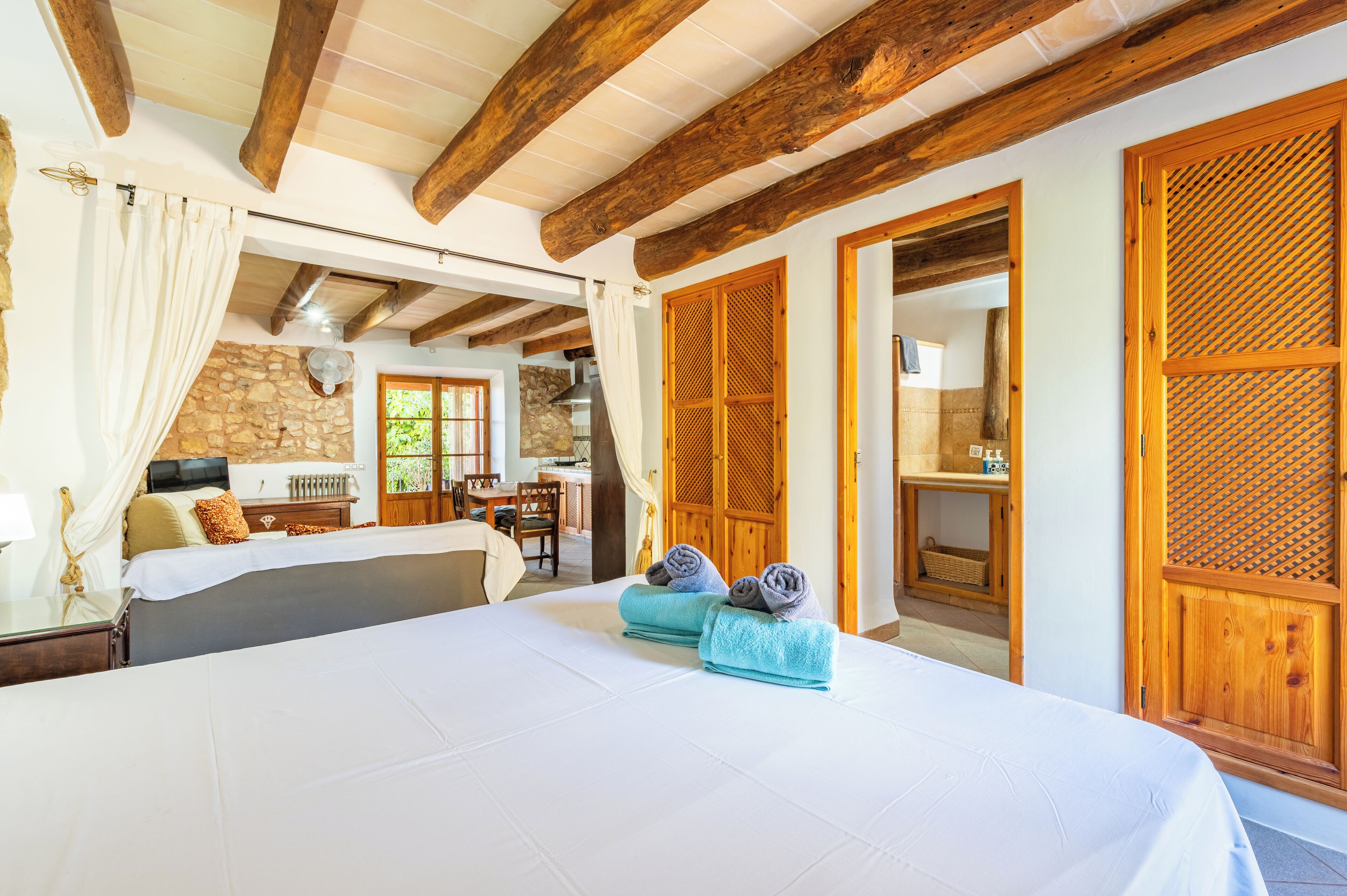 Estudio, Terraza, vista al patio | Caja de seguridad en la habitación, wifi gratis y ropa de cama 