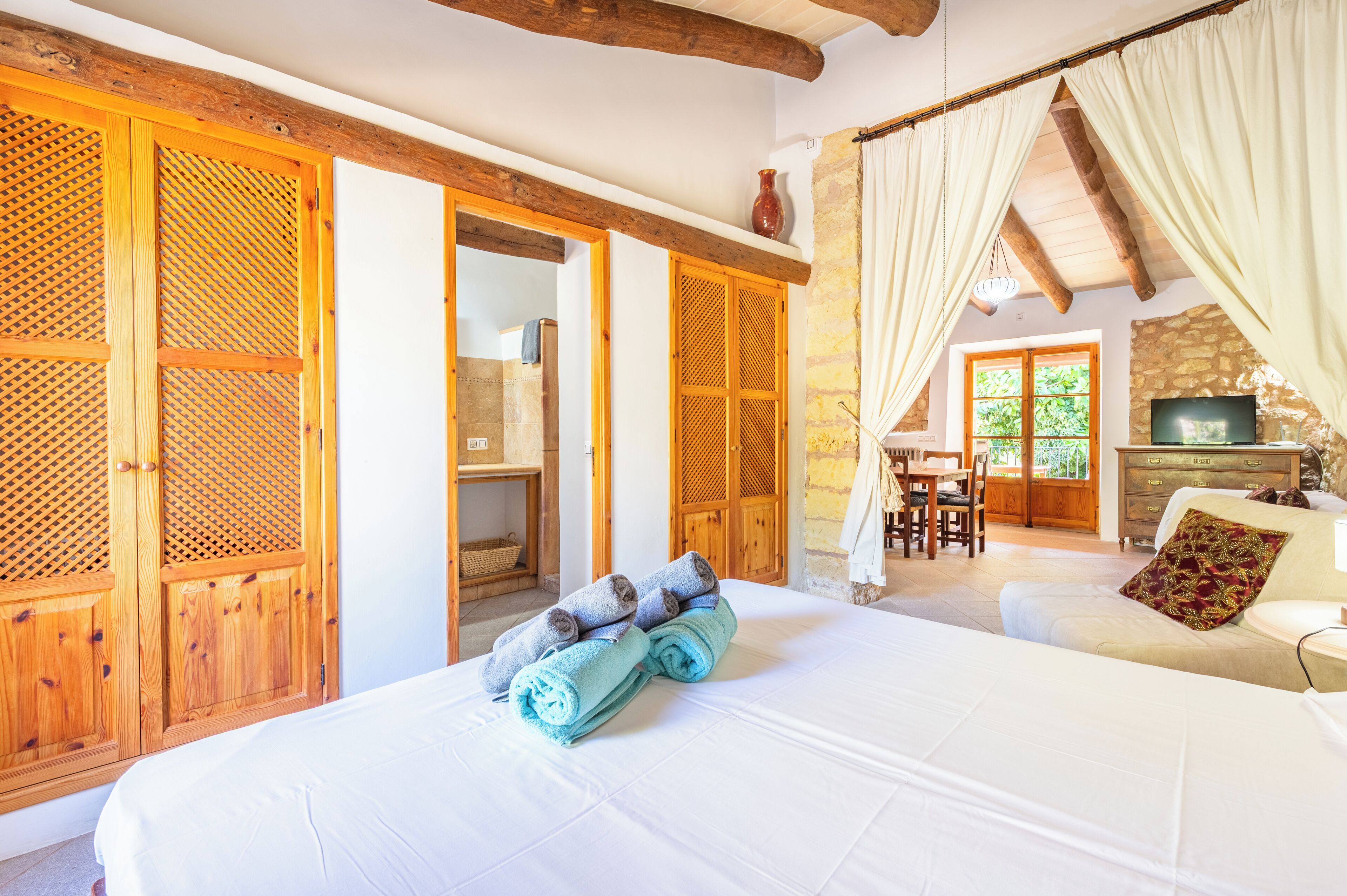 خزنة داخل الغرفة وواي فاي مجانًا وملاءات أسرّة