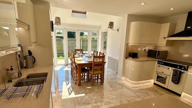 Private kitchen - Detached 3 En-Suites Parking 5 Double Rooms (Colchester)