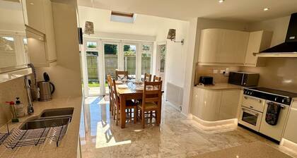 Detached 3 En-Suites Parking 5 Double Rooms