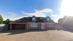Exterior - Detached 3 En-Suites Parking 5 Double Rooms (Colchester)