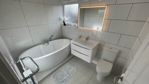 Bathroom - Detached 3 En-Suites Parking 5 Double Rooms (Colchester)