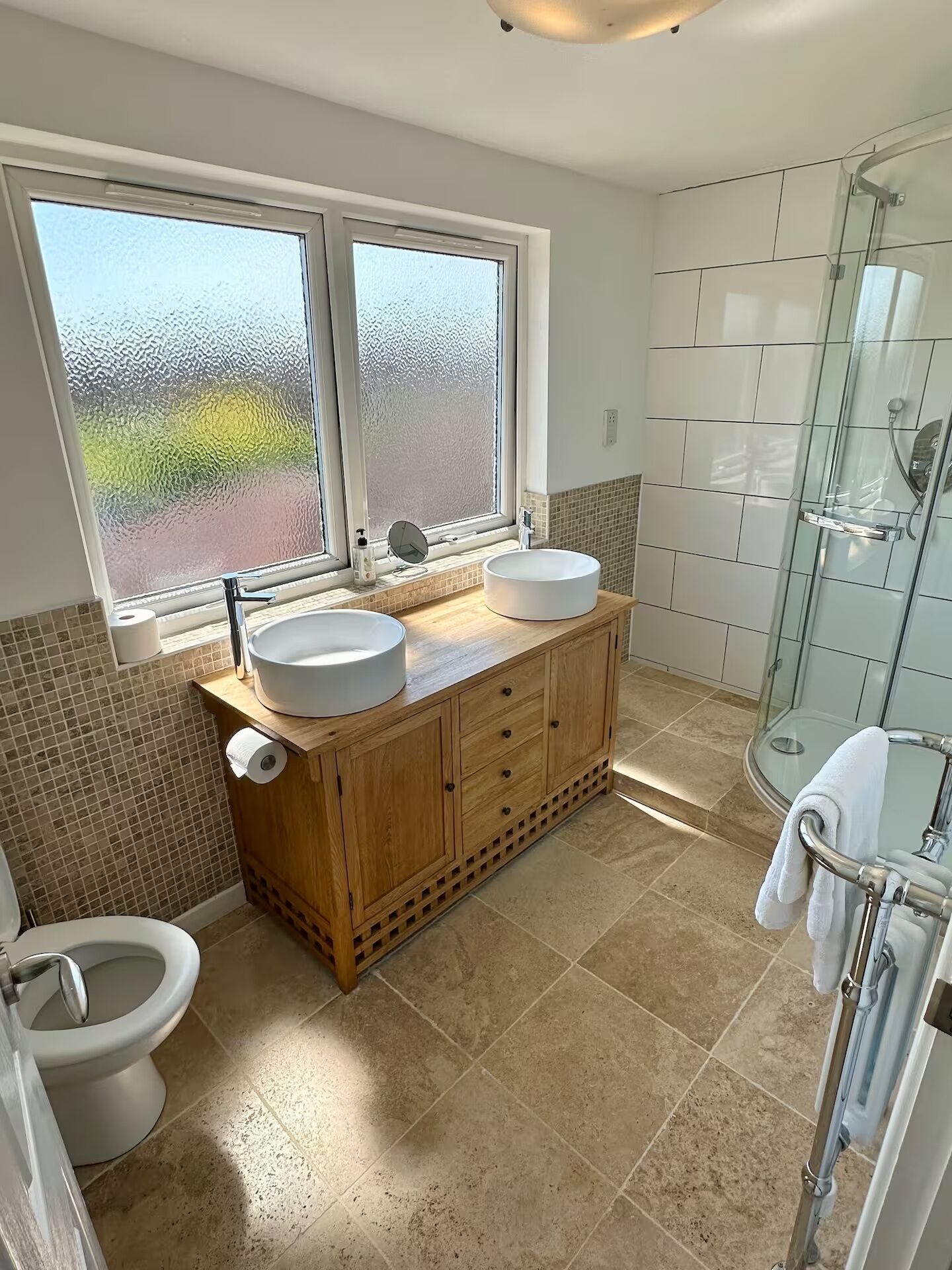 Chuveiro, secador de cabelo, toalhas de banho, sabonete