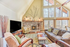 TV, fireplace, books - Hidden Gem-Lakefront Serenity (Mineral)
