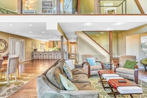 TV, fireplace, books - Hidden Gem-Lakefront Serenity (Mineral)