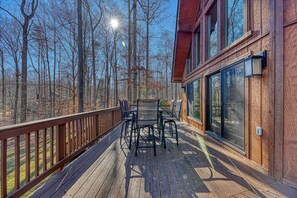 Outdoor dining - Hidden Gem-Lakefront Serenity (Mineral)